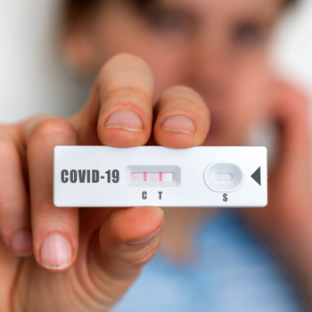 Corona Test positiv Foto iStock andriano cz.jpg